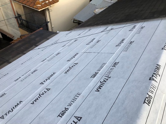 防水紙を上下左右重ねて設置